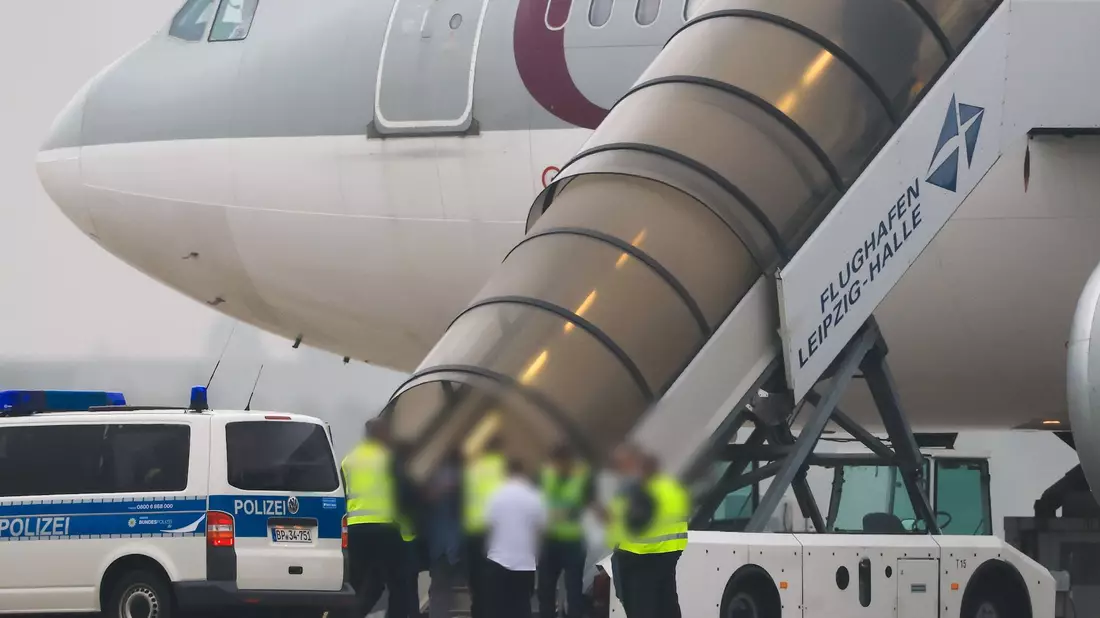 Im September gab es einen Abschiebeflug von Leipzig/Halle aus nach Afghanistan. (Archivfoto) - Bild: Jan Woitas/dpa