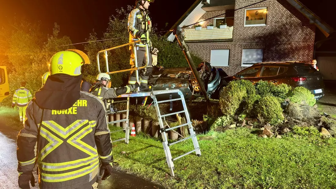 FW Hünxe: Pkw landet im Vorgarten auf dem Dach - Bild: presseportal.de