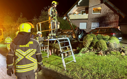 FW Hünxe: Pkw landet im Vorgarten auf dem Dach - Foto: presseportal.de