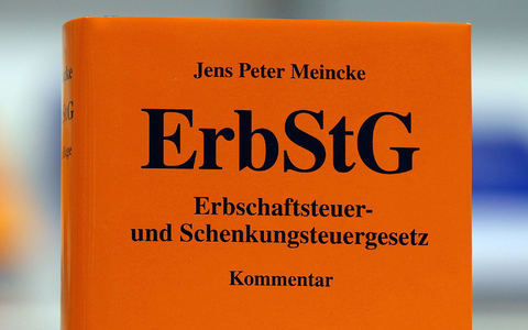 In Deutschland gibt es bei der Erbschafts- und Schenkungssteuer Sonderregelungen für große Vermögen und Firmenanteile. (Symbolbild) - Foto: Oliver Berg/dpa