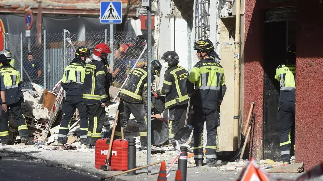 Die Feuerwehr machte Stunden nach der Explosion eine traurige Entdeckung. - Bild: Gustavo Valiente/EUROPA PRESS/dpa