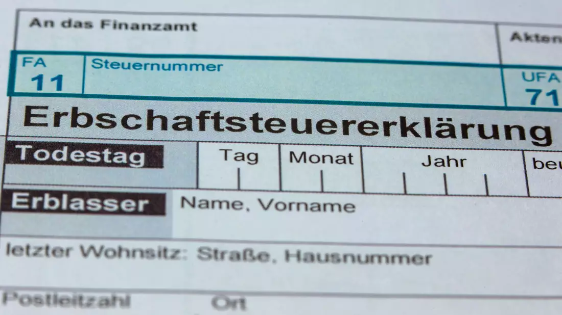Die Erbschaftssteuer droht mal wieder zum Zankapfel zu werden. (Illustration) - Bild: Jens Büttner/dpa