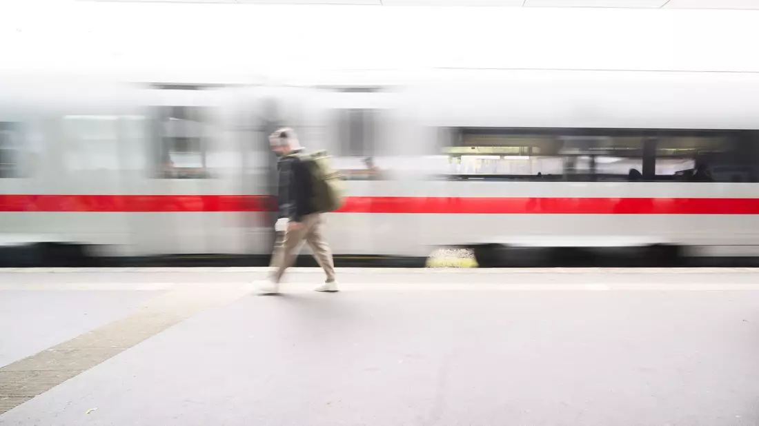 Auf der Bahnstrecke zwischen Hannover und Berlin kommt es zu Verspätungen und Zugausfällen. (Symbolbild) - Bild: Julian Stratenschulte/dpa