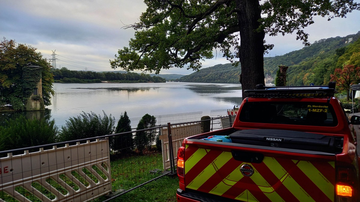 FW-EN: Baum stürzt am Hengsteysee um - Seeweg aufgrund von hoher Gefahr gesperrt - Foto: presseportal.de
