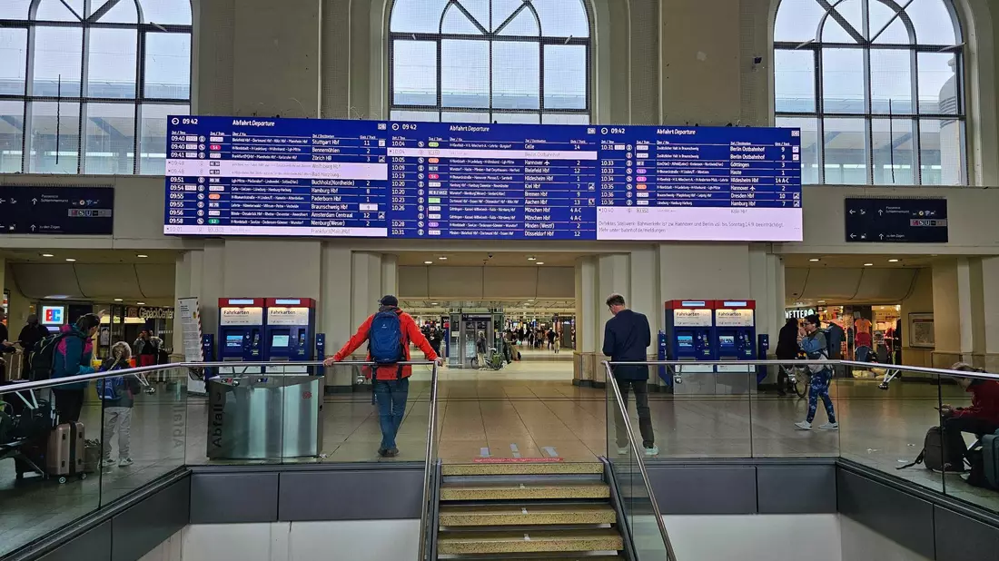 Am Hauptbahnhof Hannover heißt es warten: Auf der Strecke nach Berlin kommt es zu Verspätungen und Ausfällen. - Bild: --/dpa