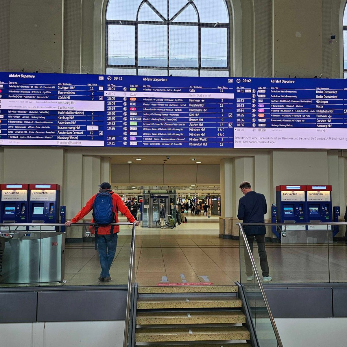 Am Hauptbahnhof Hannover heißt es warten: Auf der Strecke nach Berlin kommt es zu Verspätungen und Ausfällen. - Foto: --/dpa