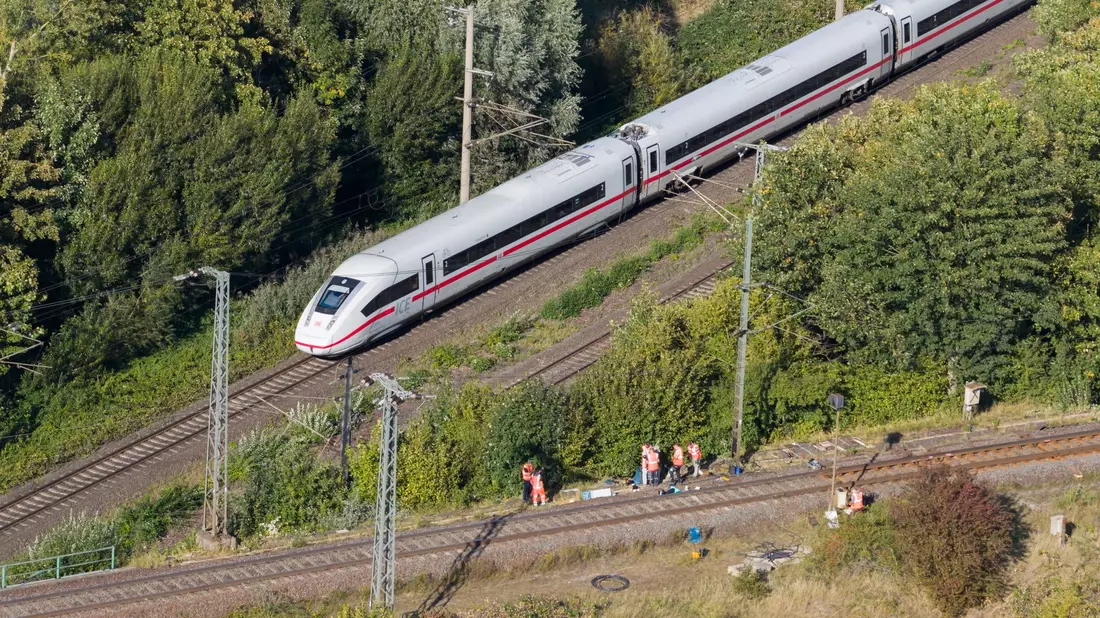 Warum brannte der Sicherungskasten eines Stellwerks in Lehrte? Die Bahn spricht von Vandalismus. - Bild: Julian Stratenschulte/dpa