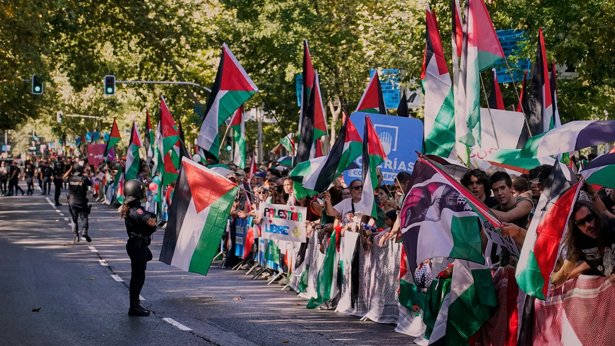 Die Proteste sorgten während der gesamten Vuelta für Aufsehen. - Foto: Andrea Comas/AP/dpa