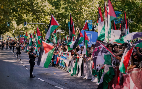Die Proteste sorgten während der gesamten Vuelta für Aufsehen. - Foto: Andrea Comas/AP/dpa