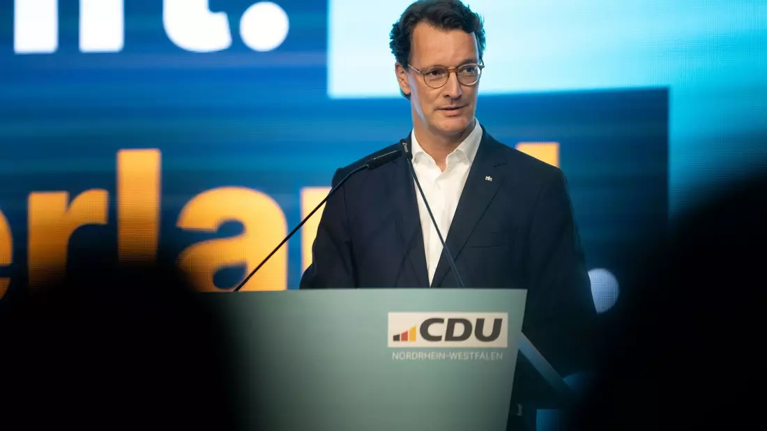 NRW-Ministerpräsident Hendrik Wüst (CDU) hat sich besorgt angesichts des starken Abschneidens der AfD geäußert. - Bild: Fabian Strauch/dpa