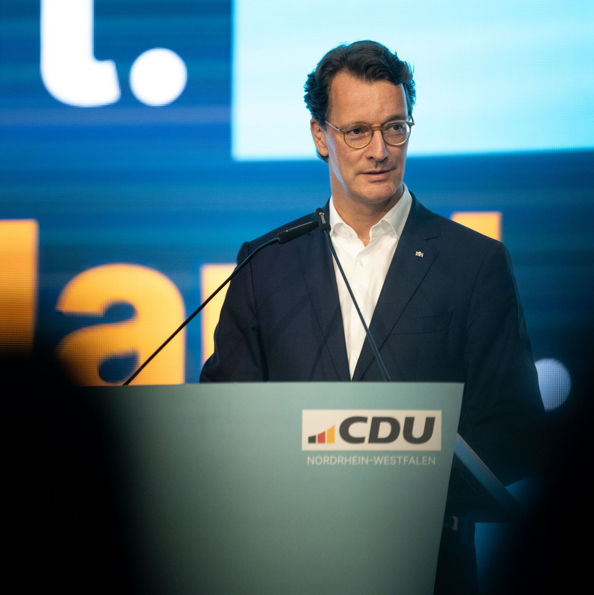 NRW-Ministerpräsident Hendrik Wüst (CDU) hat sich besorgt angesichts des starken Abschneidens der AfD geäußert. - Foto: Fabian Strauch/dpa