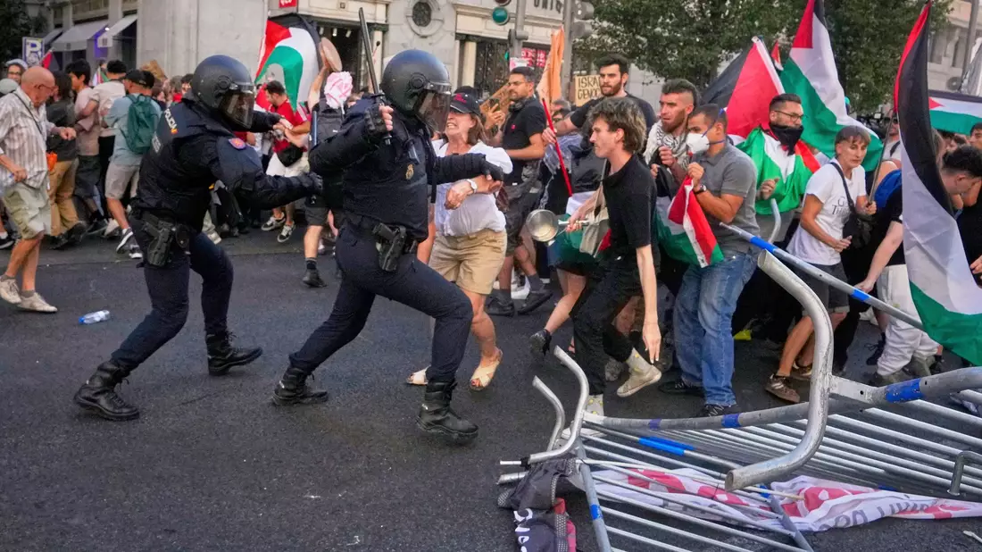 Es kam zu Zusammenstößen zwischen Polizei und Demonstranten. - Bild: Manu Fernandez/AP/dpa