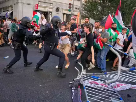 Propalästinensische Demonstranten hatten für den Abbruch der letzten Vuelta-Etappe gesorgt. - Foto: Manu Fernandez/AP/dpa