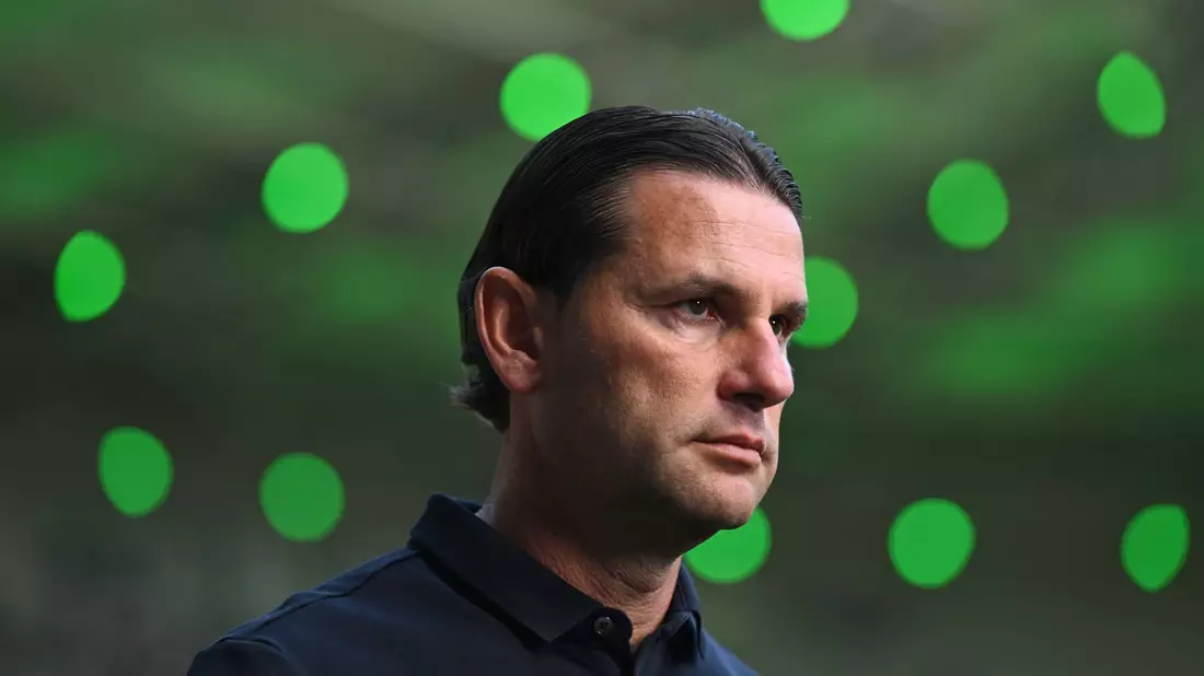 Pfiffe gegen Gerardo Seoane: Der Gladbach-Coach steht unter Druck - Bild: Fabian Strauch/dpa