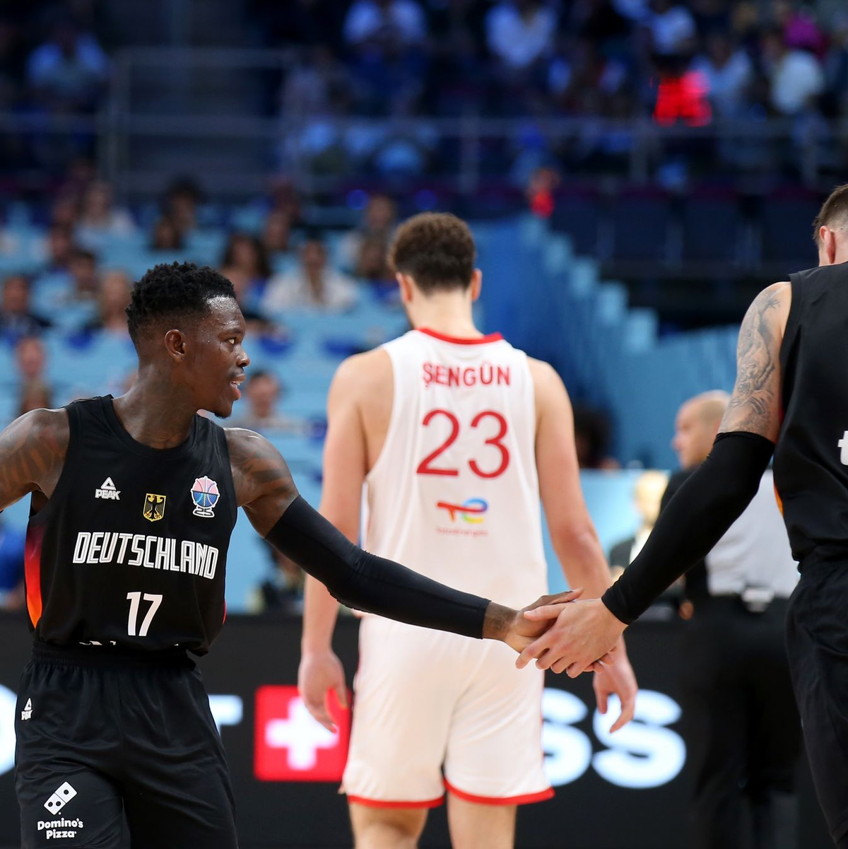 Spontane deutsche Party auf dem Parkett. - Foto: Matthias Stickel/dpa