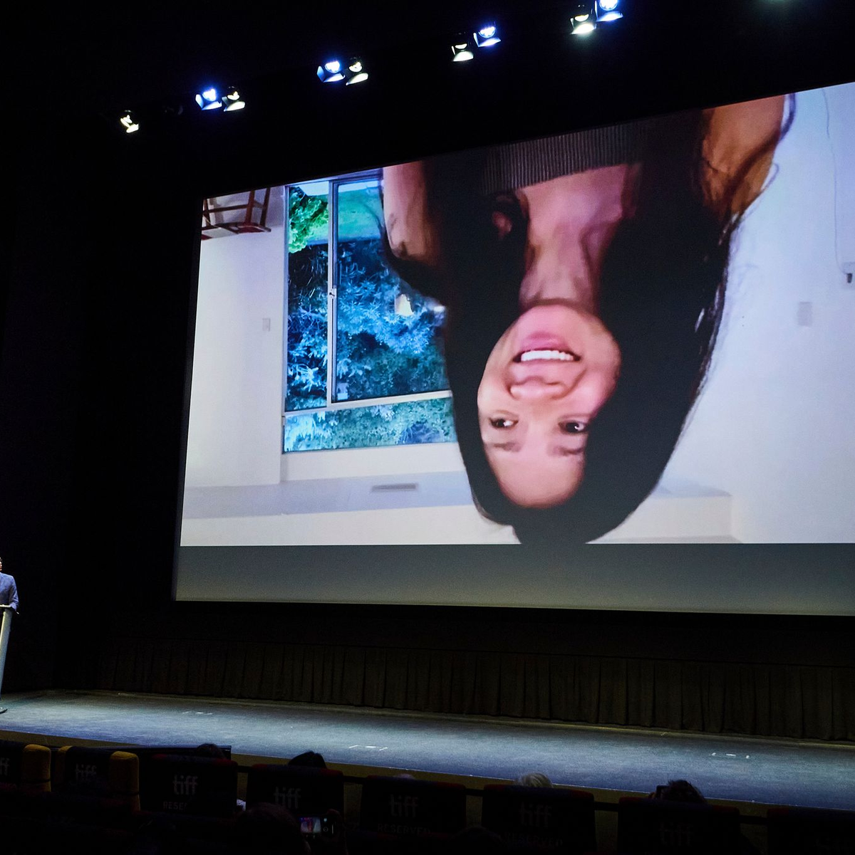 Regisseur Barry Avrich (l) und Produzent Mark Selby halten ihren Preis für «The Road Between Us: The Ultimate Rescue» hoch. - Foto: Sammy Kogan/The Canadian Press/AP/dpa