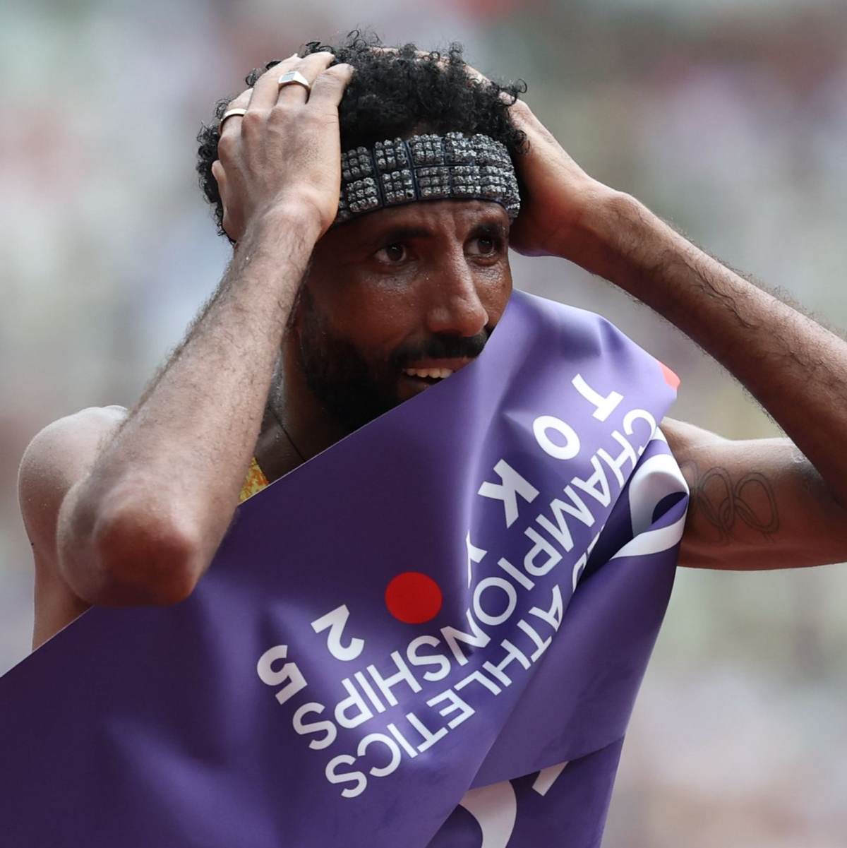 Konnte seinen Coup selbst kaum glauben: Amanal Petros. - Foto: Oliver Weiken/dpa