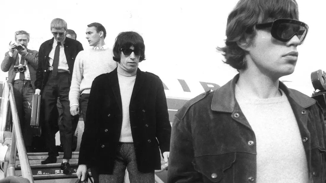 Am Flughafen Tegel verlassen Mick Jagger und Bill Wyman das Flugzeug. (Archivbild) - Bild: Konrad Giehr/dpa