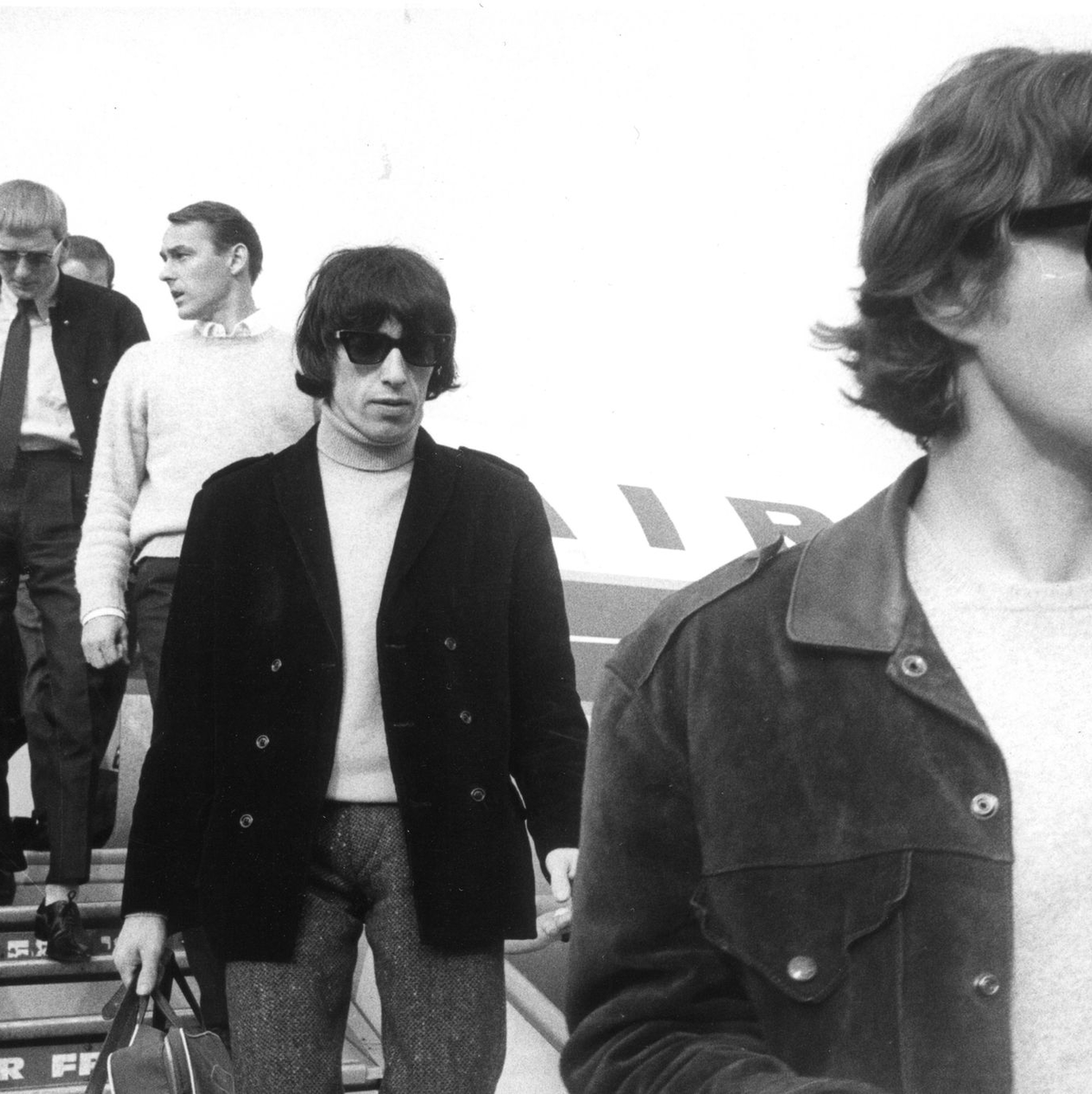 Am Flughafen Tegel verlassen Mick Jagger und Bill Wyman das Flugzeug. (Archivbild) - Foto: Konrad Giehr/dpa