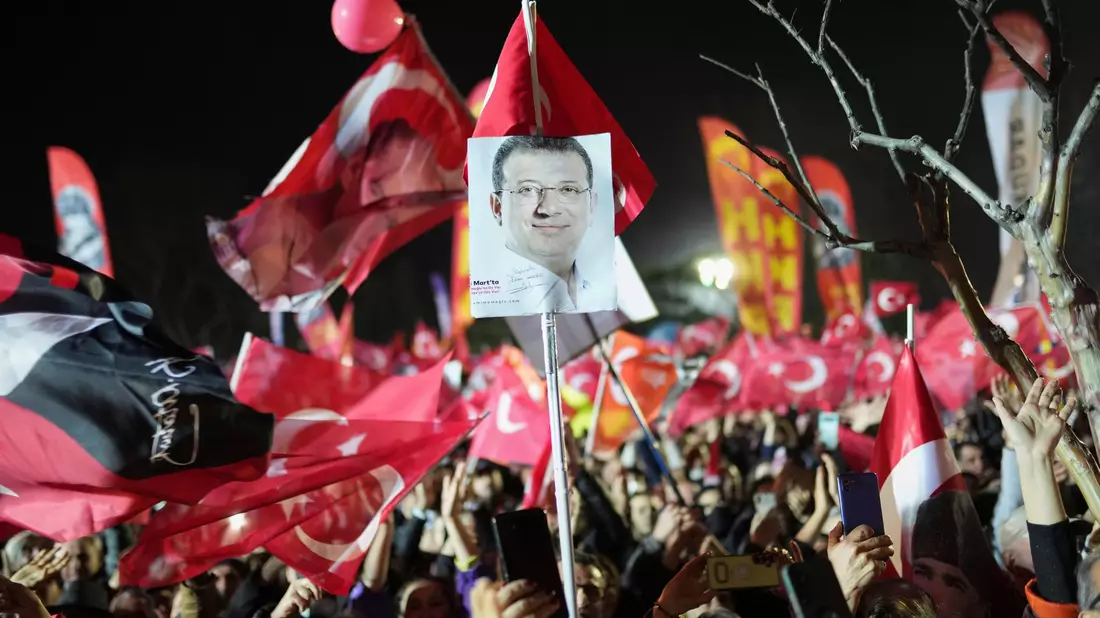 Nachdem der Istanbuler Bürgermeister Ekrem Imamoglu verhaftet und abgesetzt wurde, brach in der Türkei eine große Protestwelle aus. (Archivbild) - Bild: Francisco Seco/AP/dpa