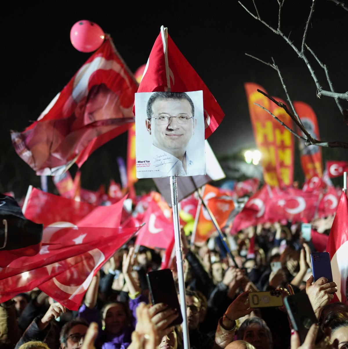 Proteste nach der Festnahme des Istanbuler Bürgermeisters im März (Archivbild) - Foto: Francisco Seco/AP/dpa