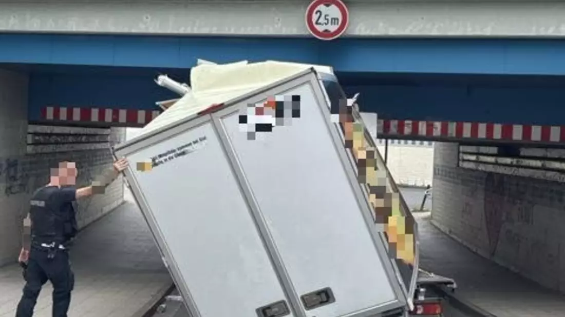 POL-OF: 80 Zentimeter zu hoch: Fahrzeug blieb an Brücke hängen - Bild: presseportal.de