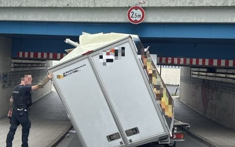 POL-OF: 80 Zentimeter zu hoch: Fahrzeug blieb an Brücke hängen - Foto: presseportal.de