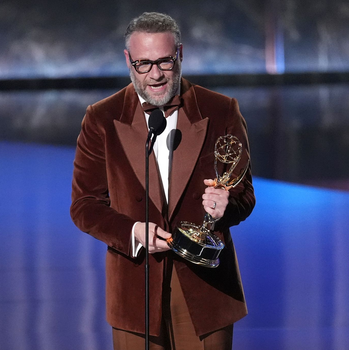 Gewonnen! Stephen Colbert und sein Team von «The Late Show with Stephen Colbert» im Siegestaumel.  - Foto: Chris Pizzello/Invision/AP/dpa