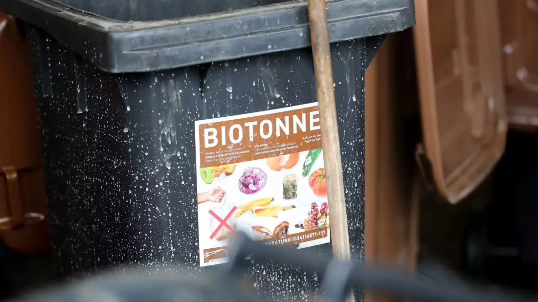 Was darf rein, was nicht? Auf keinen Fall Plastik, Glas, Alufolie und Konservendosen. - Bild: Jan Woitas/dpa-Zentralbild/dpa