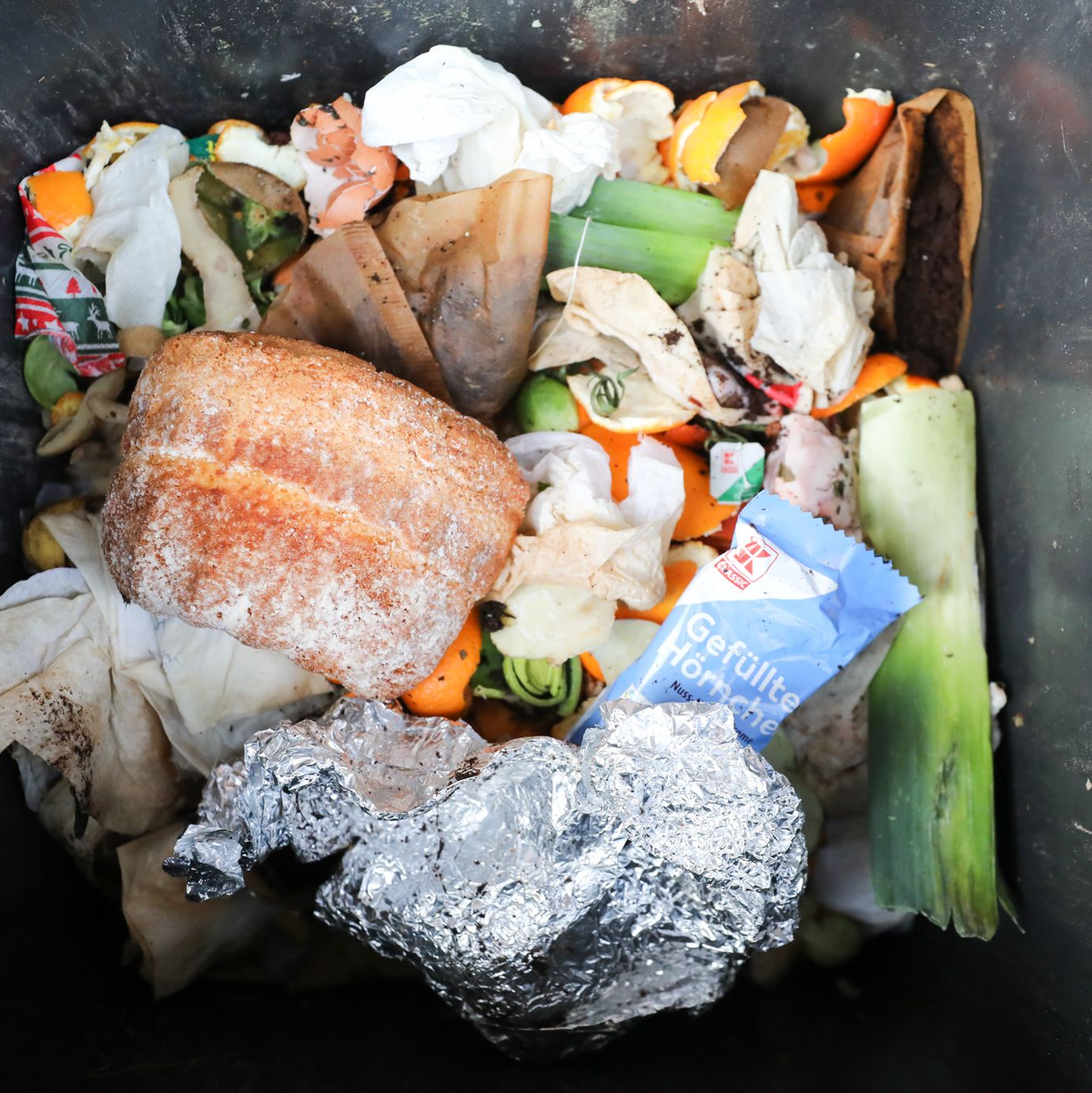 Nicht alles, was hier zu sehen ist, darf rein in die Biotonne. - Foto: Jan Woitas/dpa-Zentralbild/dpa