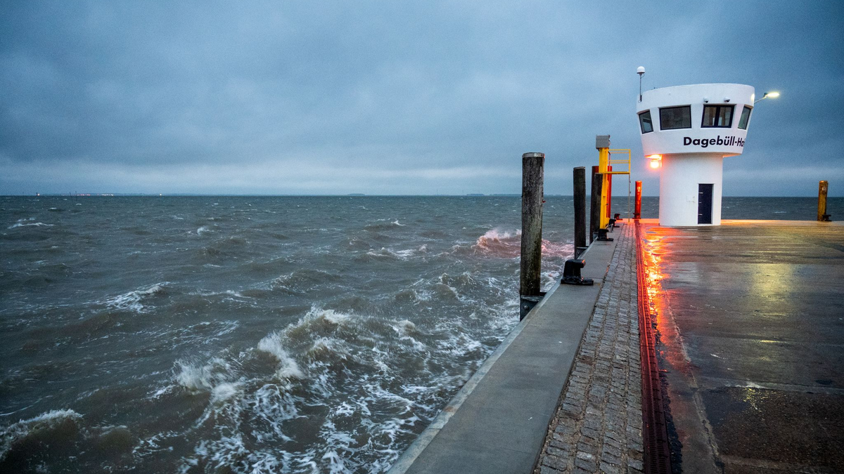 Der erste Herbststurm des Jahres zieht über die Nordsee. - Foto: Daniel Bockwoldt/dpa/Daniel Bockwoldt