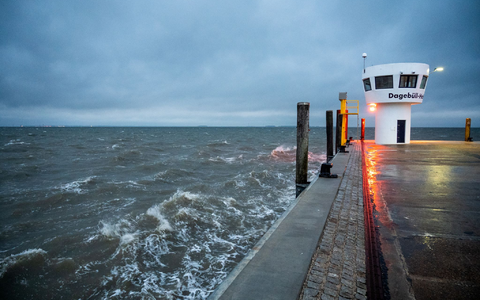 Der erste Herbststurm der Saison soll sich gegen Nachmittag wieder beruhigen. - Foto: Daniel Bockwoldt/dpa/Daniel Bockwoldt