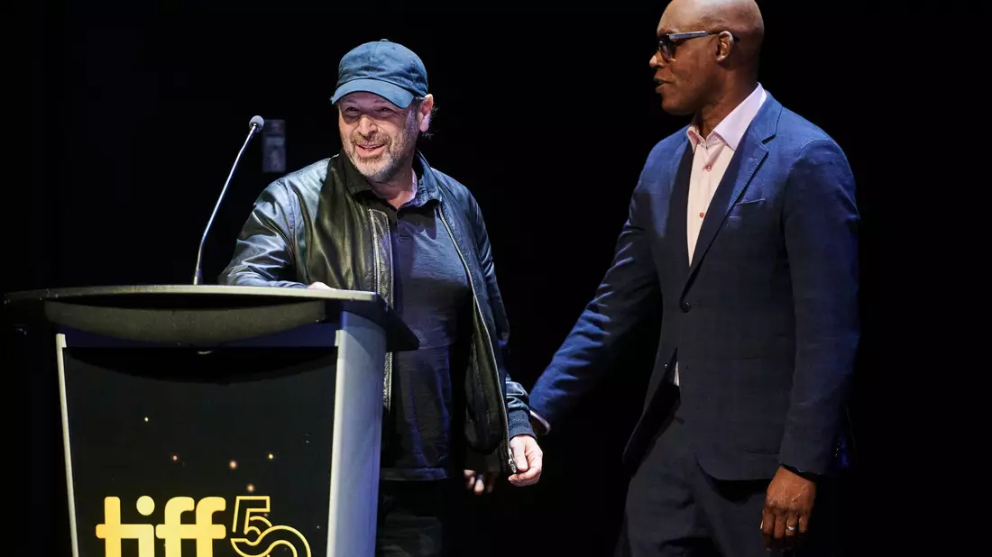 Als besten Dokumentarfilm wählten die Zuschauer «The Road Between Us: The Ultimate Rescue» von Barry Avrich - hier der Regisseur (links) mit Filmfestival-Chef Cameron Bailey. - Bild: Sammy Kogan/Canadian Press via ZUMA Press/dpa