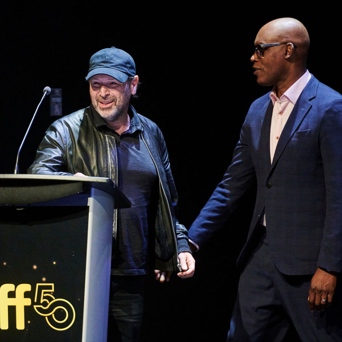 Als besten Dokumentarfilm wählten die Zuschauer «The Road Between Us: The Ultimate Rescue» von Barry Avrich - hier der Regisseur (links) mit Filmfestival-Chef Cameron Bailey. - Foto: Sammy Kogan/Canadian Press via ZUMA Press/dpa