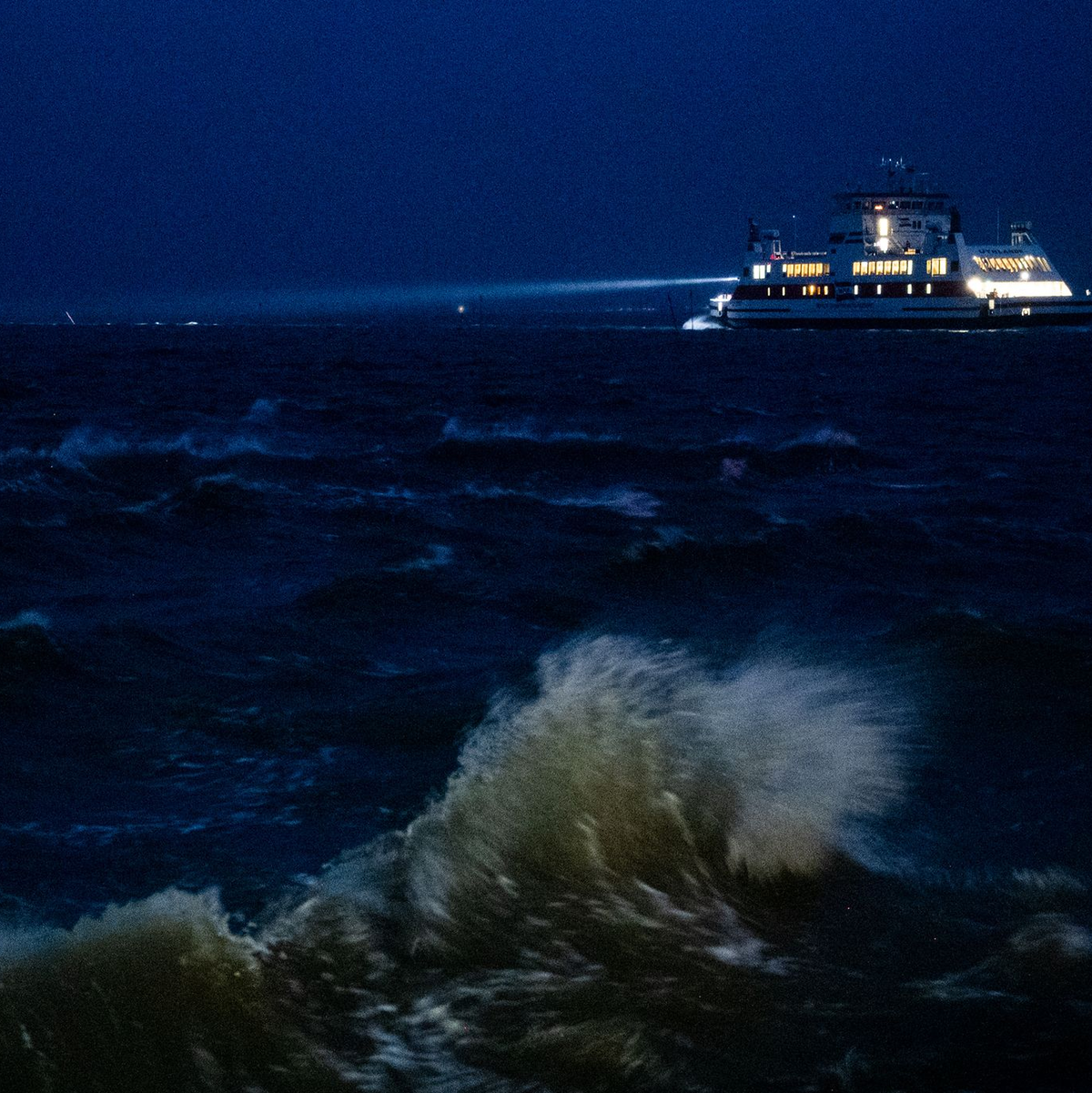 Der Sturm hat auch Auswirkungen auf den Fährverkehr. - Foto: Daniel Bockwoldt/dpa