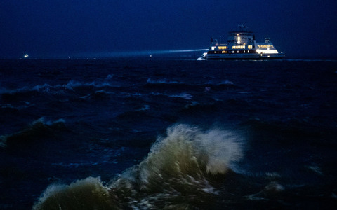 Der Sturm hat auch Auswirkungen auf den Fährverkehr. - Foto: Daniel Bockwoldt/dpa