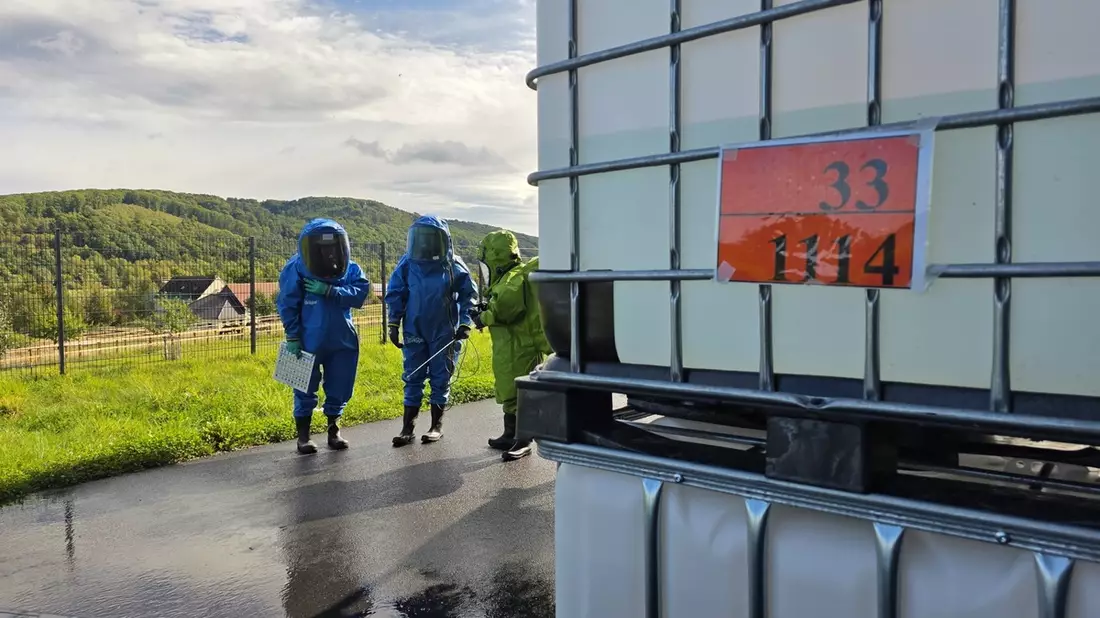 FW-AR: Feuerwehr Arnsberg bildet Einsatzkräfte für ABC-Einsätze aus - Bild: presseportal.de