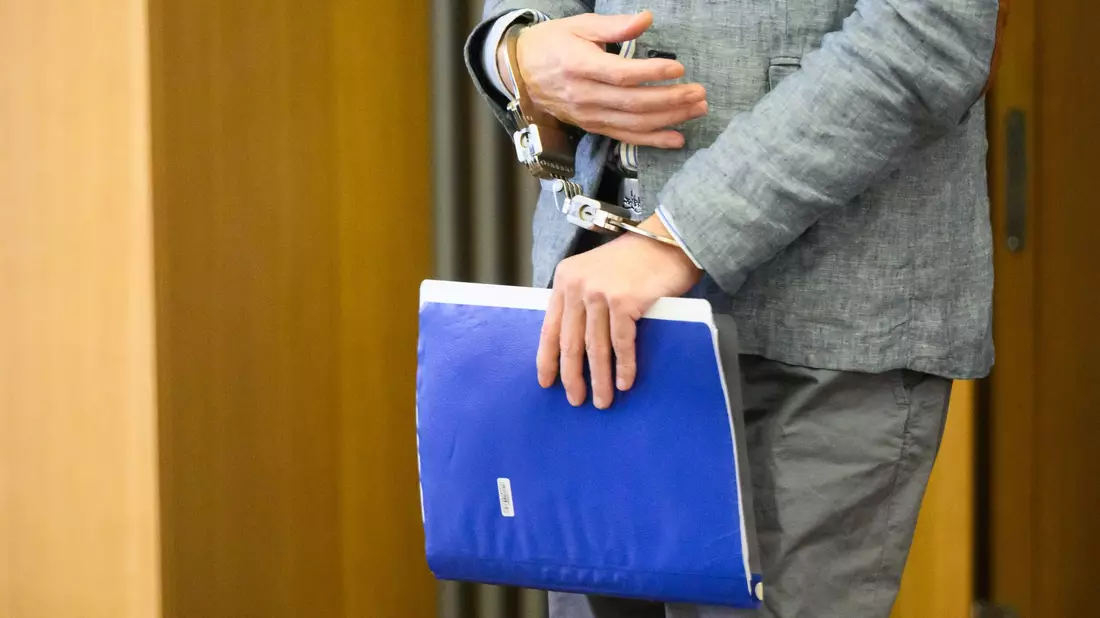 Der Deutsche Christian B. wird verdächtigt, die drei Jahre alte Britin Madeleine McCann getötet zu haben. Eine Anklage gab es jedoch bislang nicht und es gilt die Unschuldsvermutung. (Archivfbild) - Bild: Julian Stratenschulte/dpa Pool/dpa