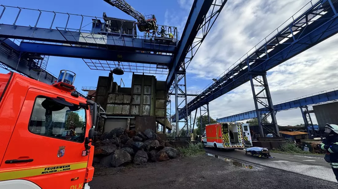 FW-MH: Arbeiter auf Kranbahn verletzt - Feuerwehr rettet Patient aus 12 Metern Höhe über Drehleiter - Bild: presseportal.de