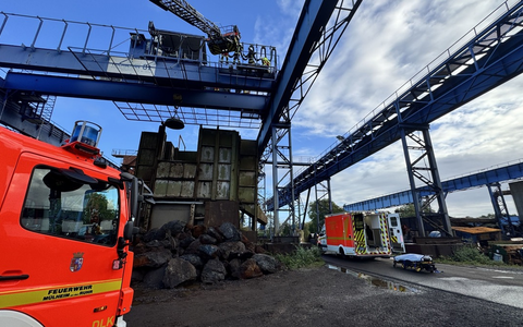 FW-MH: Arbeiter auf Kranbahn verletzt - Feuerwehr rettet Patient aus 12 Metern Höhe über Drehleiter - Foto: presseportal.de