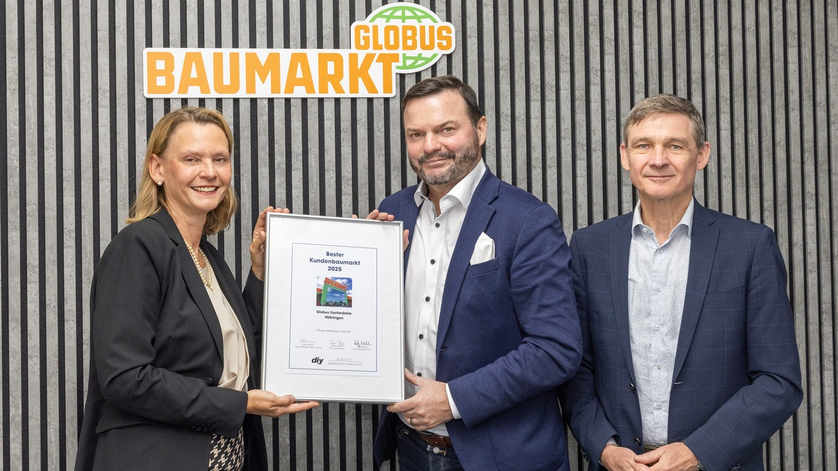Globus Baumarkt bleibt Kundenliebling - Übergabe der Urkunde - Foto: presseportal.de