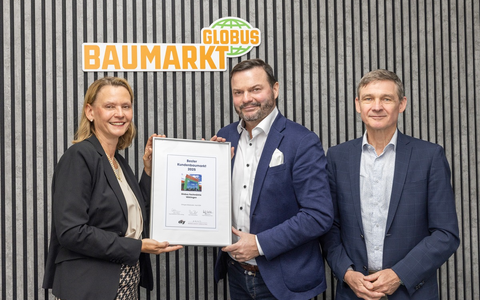 Globus Baumarkt bleibt Kundenliebling - Übergabe der Urkunde - Foto: presseportal.de