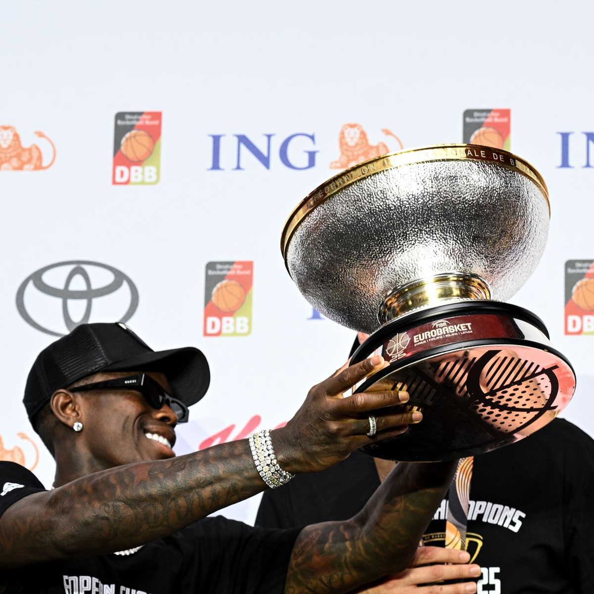 Applaus der Fans für Kapitän Schröder und seine Kollegen. - Foto: Boris Roessler/dpa