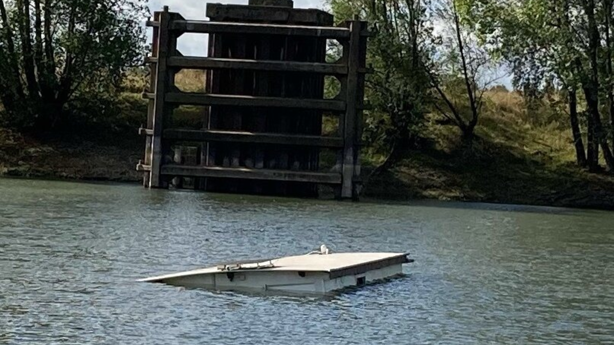 POL-DU: Xanten-Wardt/Duisburg: Hausboot gesunken - Foto: presseportal.de