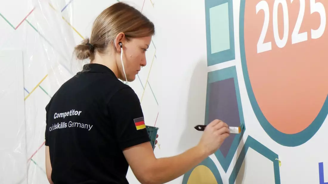 Silbermedaille für Deutschland bei den EuroSkills 2025: Anna Hüllner ist Vize-Europameisterin der Maler und Lackierer - Bild: presseportal.de