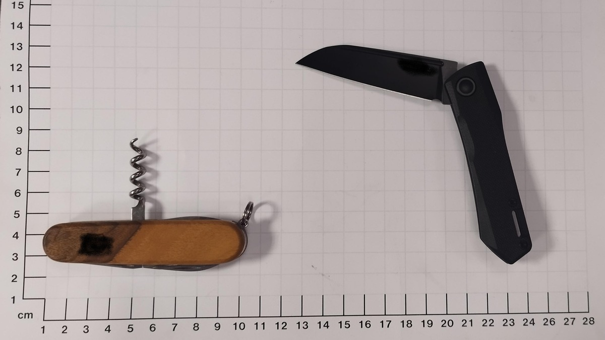 BPOL NRW: Bedrohung im RE 3: Bundespolizei stellt mehrere Messer sicher und nimmt einen Mann in Gewahrsam! - Foto: presseportal.de