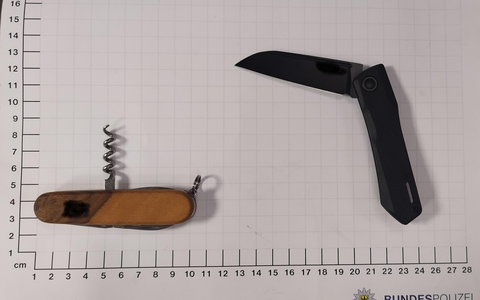 BPOL NRW: Bedrohung im RE 3: Bundespolizei stellt mehrere Messer sicher und nimmt einen Mann in Gewahrsam! - Foto: presseportal.de