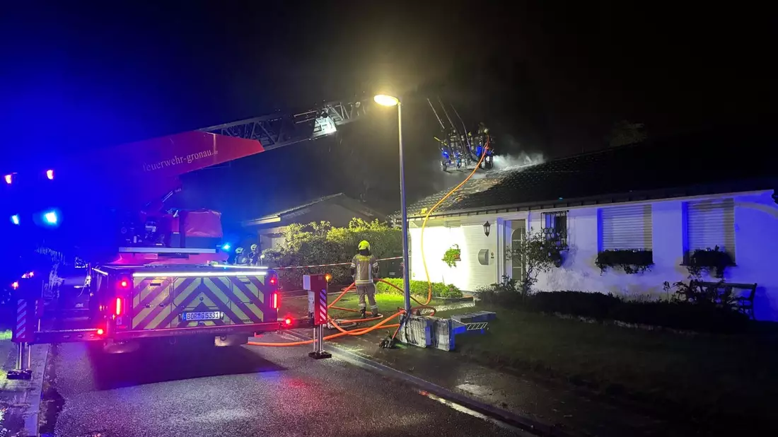 FW Gronau: Dachstuhlbrand am Wieselweg - Bild: presseportal.de