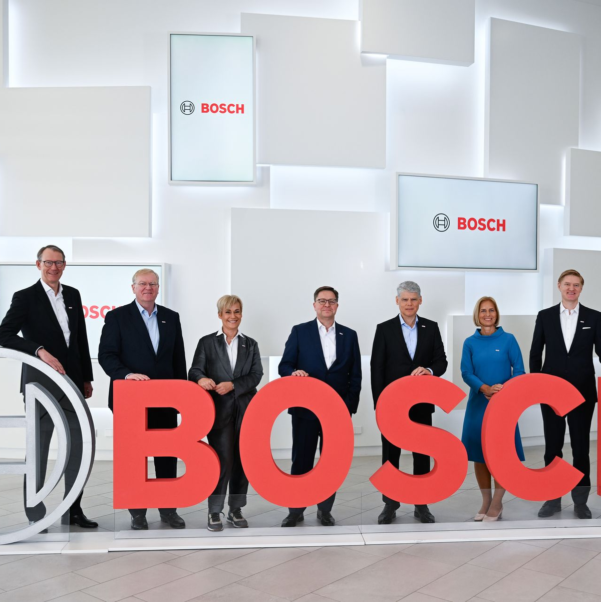 Sie haben Sparmaßnahmen in Milliardenhöhe angekündigt: Arbeitsdirektor Stefan Grosch (4.v.l.) und Mobilitätschef Markus Heyn (r). (Archivbild) - Foto: Bernd Weißbrod/dpa