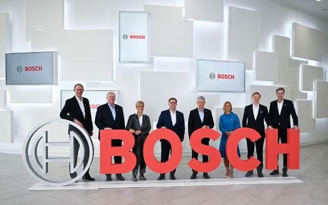 Sie haben Sparmaßnahmen in Milliardenhöhe angekündigt: Arbeitsdirektor Stefan Grosch (4.v.l.) und Mobilitätschef Markus Heyn (r). (Archivbild) - Foto: Bernd Weißbrod/dpa